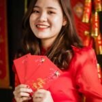 Seribu Karakter Klasik : Orang Tua dan Orang Muda Mengkonsumsi Makanan Yang Berbeda (老少异粮) Sebaris kalimat di atas dikutip dari Seribu Karakter Klasik (Hanzi: 千字文, Pinyin: Qiānzì Wén) Perayaan Tahun Baru Imlek