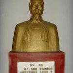 Kong Dan (孔丹) : Penemu Kertas Xuan (宣纸) Pembuatan kertas adalah salah satu penemuan besar dalam peradaban Tiongkok Kuno. Di antara berbagai jenis kertas, Kertas Xuan, juga dikenal sebagai Kertas Beras, memegang tempat penting karena dokumen dan karya seni kuno yang besar mungkin tidak akan bertahan sampai hari ini jika bukan karena kertas ini. Shi Lu (史禄)