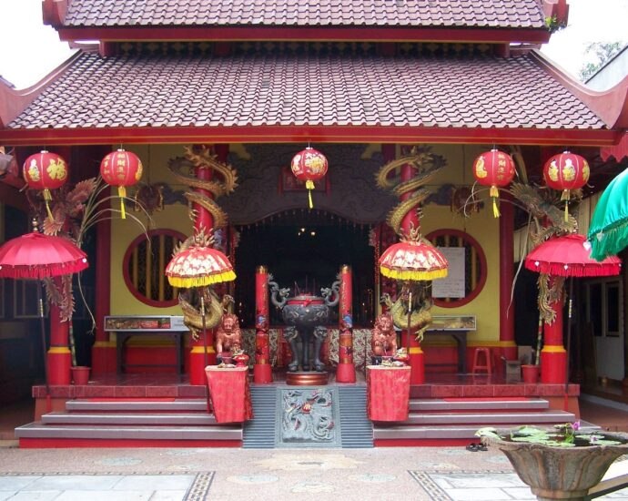 Kelenteng Kong Co Bio Tabanan Bali Indonesia Kelenteng Kong Co Bio Tabanan berlokasi di Jalan Melati No 18, Tabanan, Bali. Kelenteng ini dengan pujaan utama YM Kongco Tan Hu Cin Jin ( Chen Fu Zhen Ren - 陈府真人). Terdapat pula Dharma Sala dan Altar Dewi Guan Yin ( Dewi Kwan Im ). Terdapat kolam ikan yang indah dibawah bangunan Altar Dewi Guan Yin. Kelenteng Kong Co Bio Tabanan ini termasuk dalam 9 kelenteng yang memiliki pujaan utama YM Kongco Tan Hu Cin Jin. Kelenteng Kong Co Bio Tabanan Bali Indonesia