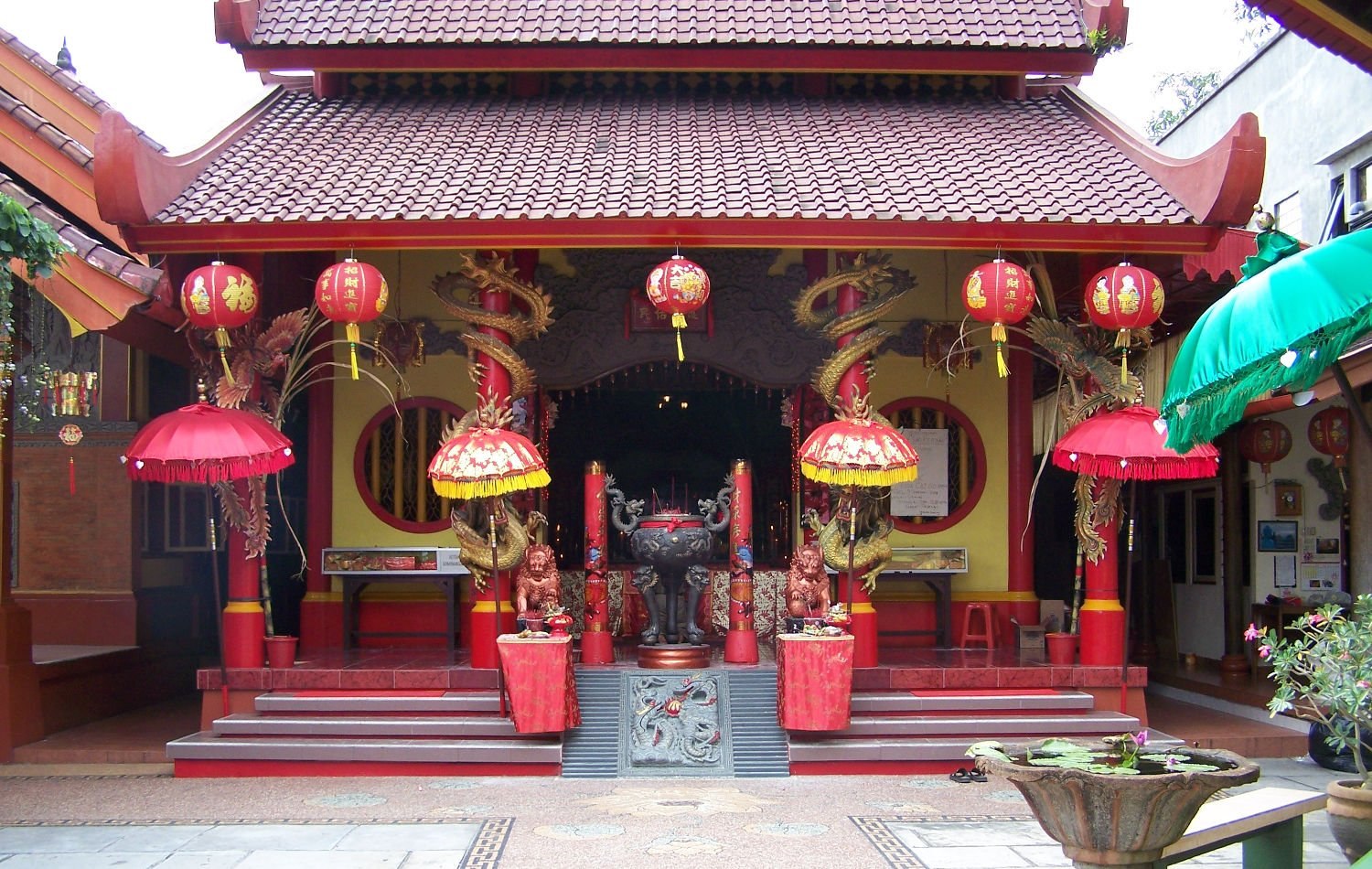 Kelenteng Kong Co Bio Tabanan Bali Indonesia Kelenteng Kong Co Bio Tabanan berlokasi di Jalan Melati No 18, Tabanan, Bali. Kelenteng ini dengan pujaan utama YM Kongco Tan Hu Cin Jin ( Chen Fu Zhen Ren - 陈府真人). Terdapat pula Dharma Sala dan Altar Dewi Guan Yin ( Dewi Kwan Im ). Terdapat kolam ikan yang indah dibawah bangunan Altar Dewi Guan Yin. Kelenteng Kong Co Bio Tabanan ini termasuk dalam 9 kelenteng yang memiliki pujaan utama YM Kongco Tan Hu Cin Jin. Kelenteng Kong Co Bio Tabanan Bali Indonesia