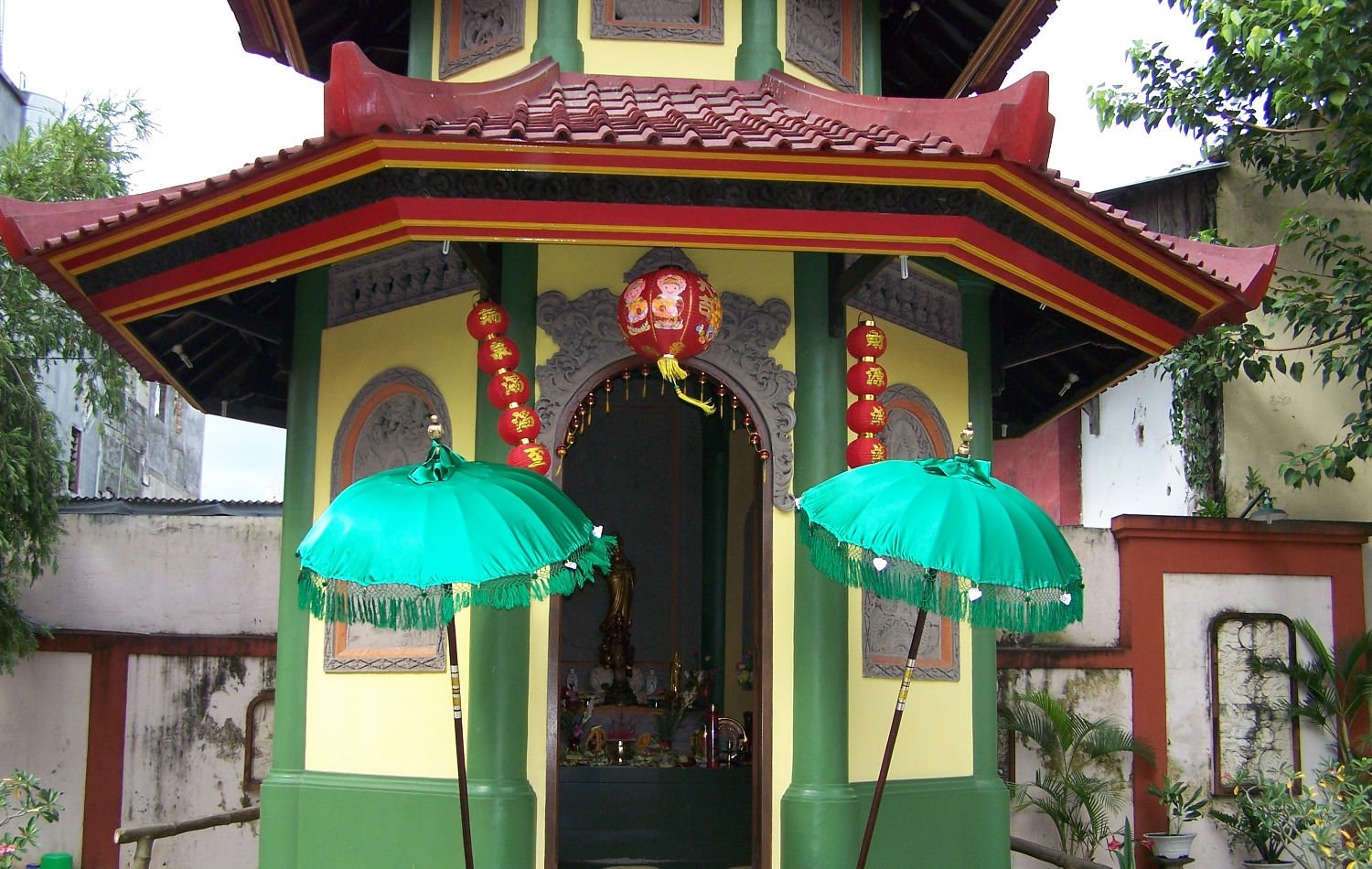 Kelenteng Kong Co Bio Tabanan Bali Indonesia Kelenteng Kong Co Bio Tabanan berlokasi di Jalan Melati No 18, Tabanan, Bali. Kelenteng ini dengan pujaan utama YM Kongco Tan Hu Cin Jin ( Chen Fu Zhen Ren - 陈府真人). Terdapat pula Dharma Sala dan Altar Dewi Guan Yin ( Dewi Kwan Im ). Terdapat kolam ikan yang indah dibawah bangunan Altar Dewi Guan Yin. Kelenteng Kong Co Bio Tabanan ini termasuk dalam 9 kelenteng yang memiliki pujaan utama YM Kongco Tan Hu Cin Jin. Kelenteng Kong Co Bio Tabanan Bali Indonesia