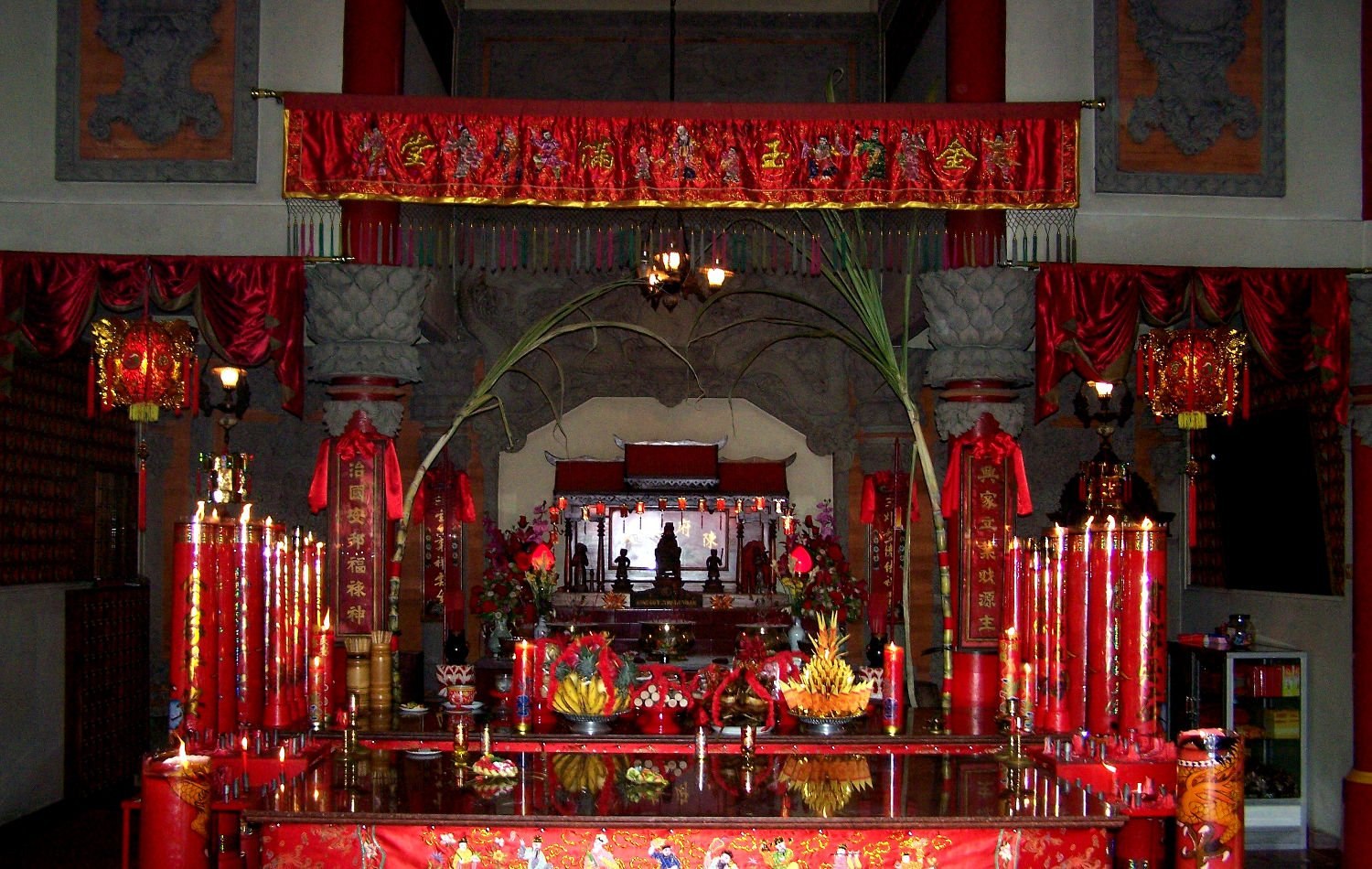Kelenteng Kong Co Bio Tabanan Bali Indonesia Kelenteng Kong Co Bio Tabanan berlokasi di Jalan Melati No 18, Tabanan, Bali. Kelenteng ini dengan pujaan utama YM Kongco Tan Hu Cin Jin ( Chen Fu Zhen Ren - 陈府真人). Terdapat pula Dharma Sala dan Altar Dewi Guan Yin ( Dewi Kwan Im ). Terdapat kolam ikan yang indah dibawah bangunan Altar Dewi Guan Yin. Kelenteng Kong Co Bio Tabanan ini termasuk dalam 9 kelenteng yang memiliki pujaan utama YM Kongco Tan Hu Cin Jin. Kelenteng Kong Co Bio Tabanan Bali Indonesia