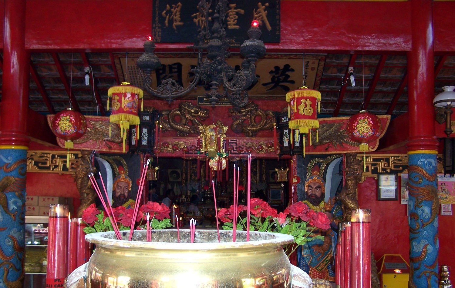 Kelenteng Kong Co Bio Tabanan Bali Indonesia Kelenteng Kong Co Bio Tabanan berlokasi di Jalan Melati No 18, Tabanan, Bali. Kelenteng ini dengan pujaan utama YM Kongco Tan Hu Cin Jin ( Chen Fu Zhen Ren - 陈府真人). Terdapat pula Dharma Sala dan Altar Dewi Guan Yin ( Dewi Kwan Im ). Terdapat kolam ikan yang indah dibawah bangunan Altar Dewi Guan Yin. Kelenteng Kong Co Bio Tabanan ini termasuk dalam 9 kelenteng yang memiliki pujaan utama YM Kongco Tan Hu Cin Jin. Kelenteng Kong Co Bio Tabanan Bali Indonesia