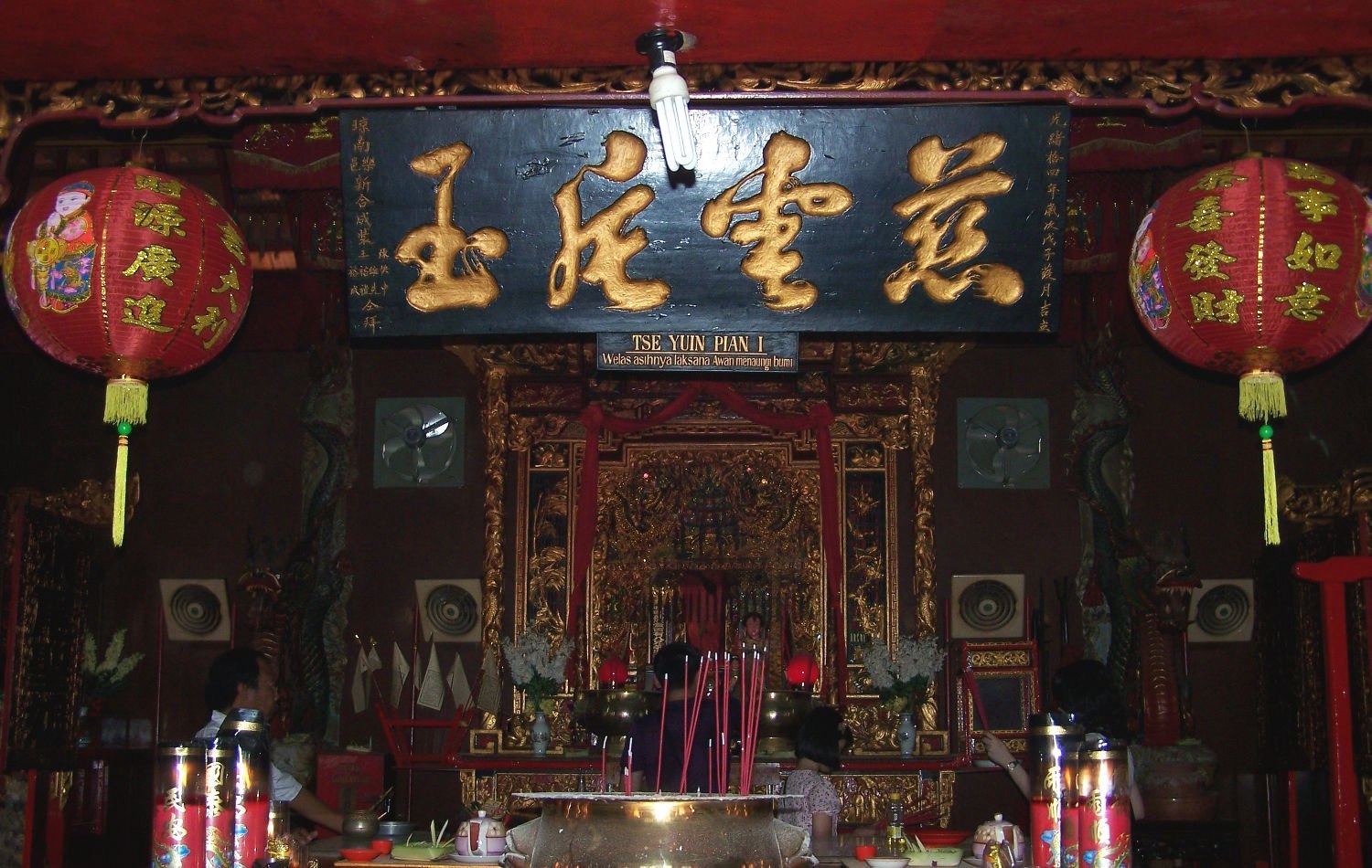 Kelenteng Kong Co Bio Tabanan Bali Indonesia Kelenteng Kong Co Bio Tabanan berlokasi di Jalan Melati No 18, Tabanan, Bali. Kelenteng ini dengan pujaan utama YM Kongco Tan Hu Cin Jin ( Chen Fu Zhen Ren - 陈府真人). Terdapat pula Dharma Sala dan Altar Dewi Guan Yin ( Dewi Kwan Im ). Terdapat kolam ikan yang indah dibawah bangunan Altar Dewi Guan Yin. Kelenteng Kong Co Bio Tabanan ini termasuk dalam 9 kelenteng yang memiliki pujaan utama YM Kongco Tan Hu Cin Jin. Kelenteng Kong Co Bio Tabanan Bali Indonesia