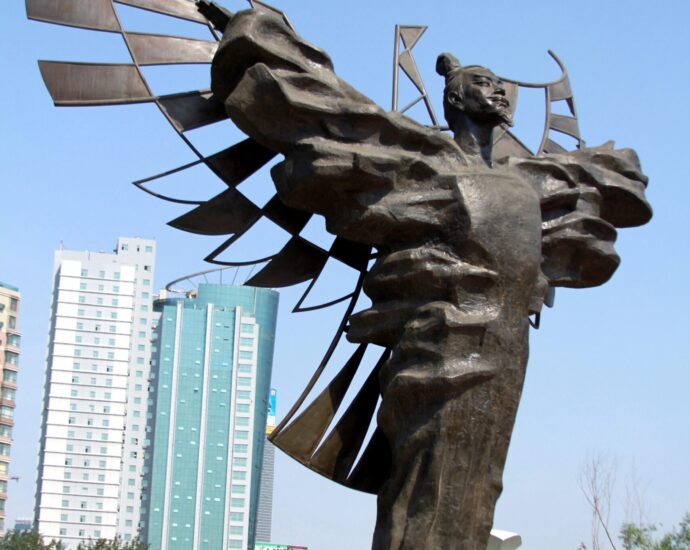 Lu Ban (鲁班) : Perajin Paling Terkenal Dalam Sejarah Lu Ban (Simplified: 鲁班, Tradisional: 魯班, Pinyin: Lǔ Bān) adalah seorang tukang kayu, insinyur, filsuf, penemu, ahli militer, dan negarawan yang berasal dari Negara Lu (鲁国). Patung Lu Ban (鲁班) Di Weifang (潍坊)