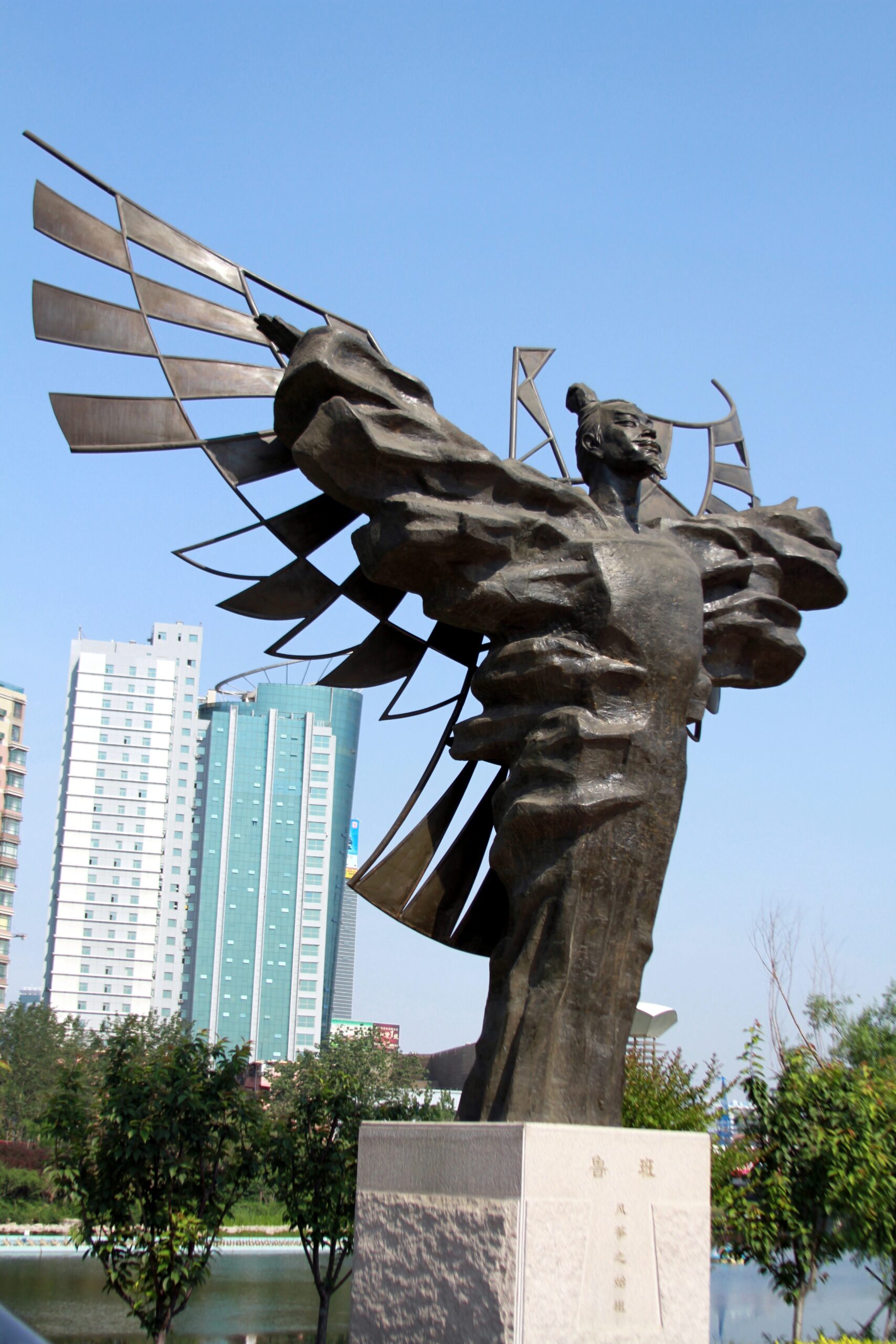 Lu Ban (鲁班) : Perajin Paling Terkenal Dalam Sejarah Lu Ban (Simplified: 鲁班, Tradisional: 魯班, Pinyin: Lǔ Bān) adalah seorang tukang kayu, insinyur, filsuf, penemu, ahli militer, dan negarawan yang berasal dari Negara Lu (鲁国). Patung Lu Ban (鲁班) Di Weifang (潍坊)